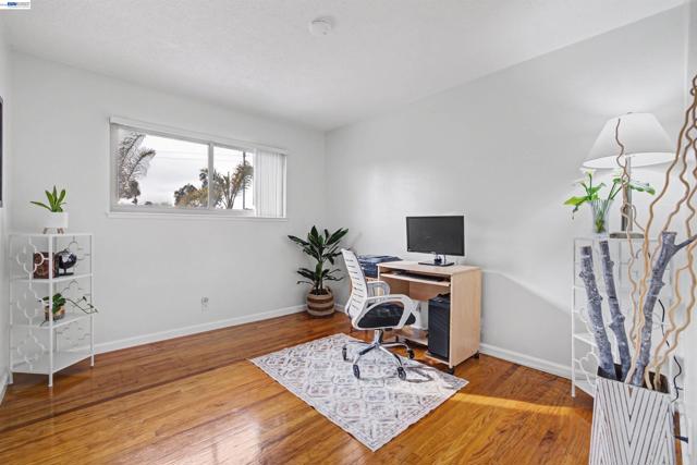 6364 Honeysuckle Dr, Newark CA: https://media.crmls.org/mediaz/7a8d7e9b-1ff1-42b7-bf17-553508d44dde.jpg