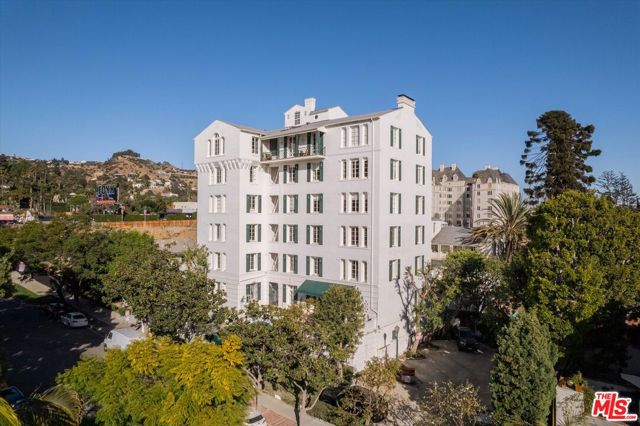 1416 Havenhurst Drive, West Hollywood CA: https://media.crmls.org/mediaz/7a8ddb2e-70be-428b-9f94-1f24d04c6054.jpg
