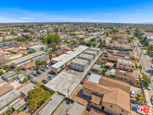 649 1/2 W 92nd Street, Los Angeles CA: https://media.crmls.org/mediaz/7a8e9bd4-edba-4d30-95cc-50a14c15932a.jpg