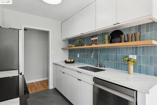 424 Staten Ave, Oakland CA: https://media.crmls.org/mediaz/7a8ed38c-5d6a-446a-b571-2d9af15a3a50.jpg