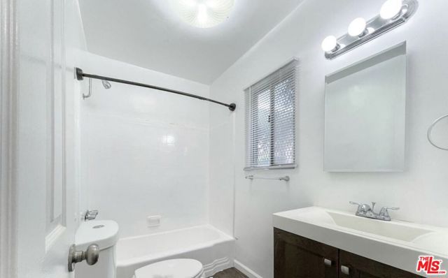524 E Hazel Street, Inglewood CA: https://media.crmls.org/mediaz/7a8ff151-dea6-4b0e-9f1f-472d6f453c32.jpg