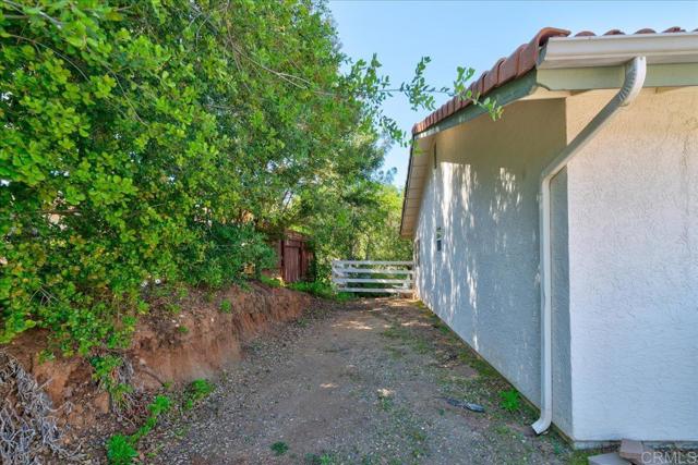 15720 Zeigler Court, Ramona CA: https://media.crmls.org/mediaz/7a907bc3-c0cb-45e0-b636-5839a9c6fafb.jpg