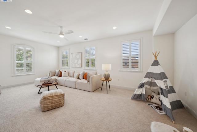 2307 Vineyard Heights Ln, Pleasanton CA: https://media.crmls.org/mediaz/7a90ef78-17d6-403f-a070-e67129c16829.jpg