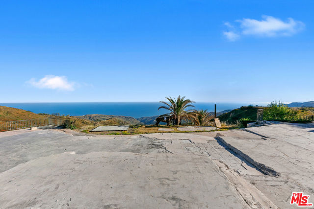 23010 Saddle Peak Road, Topanga CA: https://media.crmls.org/mediaz/7a91086e-cec2-441b-bc06-cdde17360702.jpg