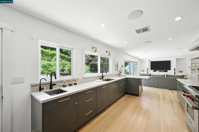 3363 Springhill Rd, Lafayette CA: https://media.crmls.org/mediaz/7a911d88-aee6-48f7-ae00-aaedd471cb2b.jpg