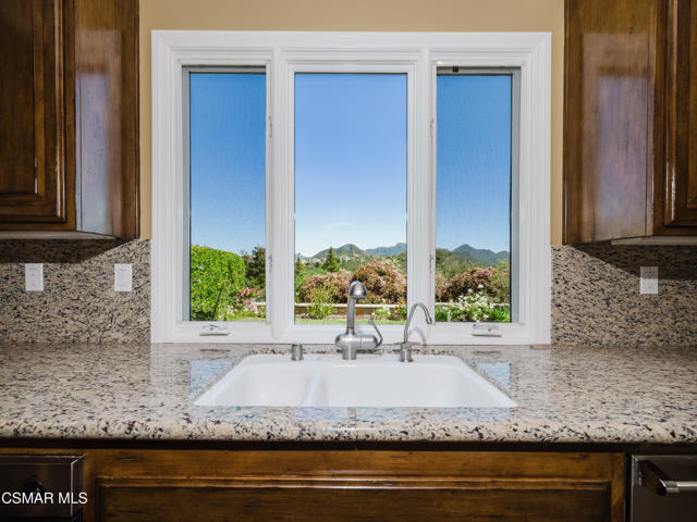 1624 Bushgrove Court, Lake Sherwood CA: https://media.crmls.org/mediaz/7a91e02f-2a4a-4fc4-9f22-3d704e428399.jpg