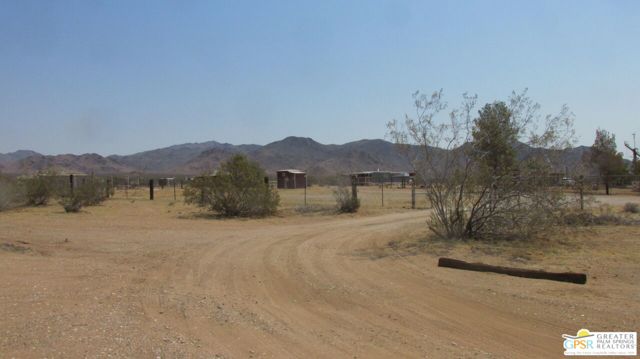 31750 Selmadolph Street, Lucerne Valley CA: https://media.crmls.org/mediaz/7a924421-579e-4bdf-b094-41f515fe28d5.jpg