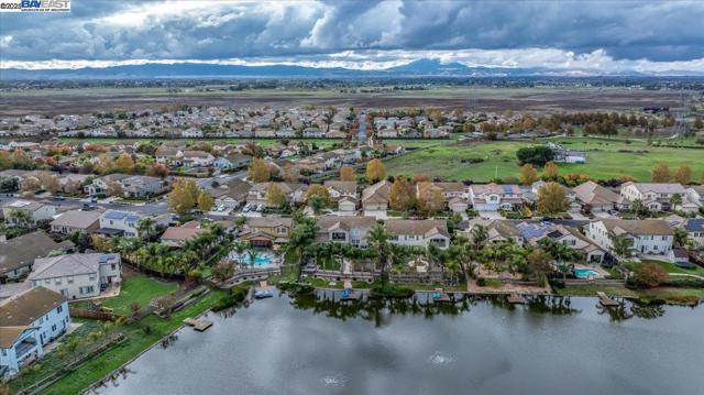 1050 Clear Lake Dr, Oakley CA: https://media.crmls.org/mediaz/7a924ad0-41cb-463d-a794-d561999cc596.jpg