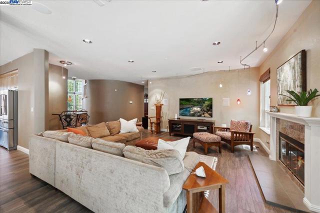 3761 SMALLWOOD COURT, Pleasanton CA: https://media.crmls.org/mediaz/7a937b9c-97f6-4c9d-a7bd-84bf299e826f.jpg