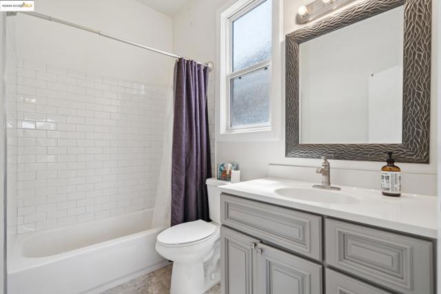 557 33Rd St, Oakland CA: https://media.crmls.org/mediaz/7a93d85a-e571-4df2-8055-6f5dcbb59e28.jpg