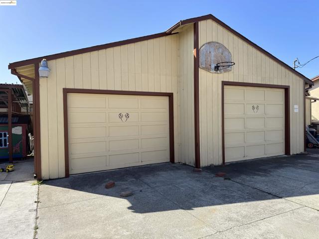 20145 Royal Avenue, Hayward CA: https://media.crmls.org/mediaz/7a944a34-66bf-4dd2-b2ec-afd43ab4bd37.jpg