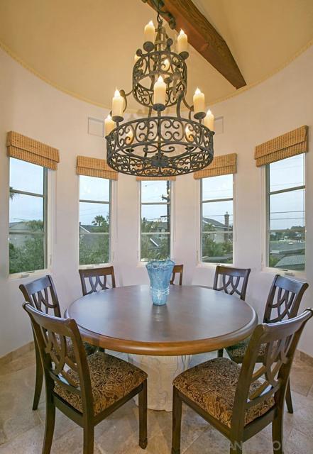 1150 Pine St, Coronado CA: https://media.crmls.org/mediaz/7a9476c5-7f2f-4487-bbbe-856df5accdce.jpg