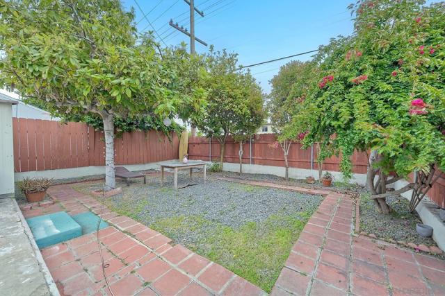 1852 Locust St, San Diego CA: https://media.crmls.org/mediaz/7a956c44-5990-4258-bca7-fe6de978084e.jpg