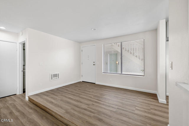 3107 Harbor Boulevard, Oxnard CA: https://media.crmls.org/mediaz/7a95d403-f32b-408d-8654-5ca20cc63616.jpg