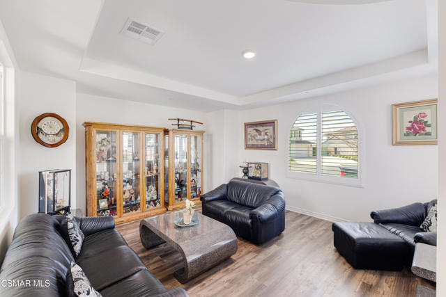 12809 Lone Trail Court, Moorpark CA: https://media.crmls.org/mediaz/7a967948-9da2-4f06-afbe-f9af762d5b1a.jpg