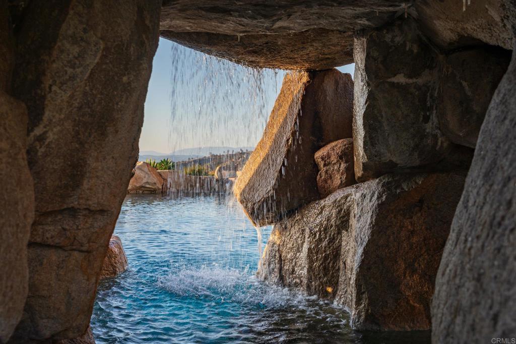 https://media.crmls.org/mediaz/7a9769e0-5ac2-458e-9e78-f60fb950a17a.jpg?preset=X-Large
