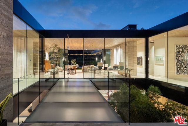 1335 Carla Lane, Beverly Hills CA: https://media.crmls.org/mediaz/7a980e32-befa-4bca-952d-7736c0571be5.jpg