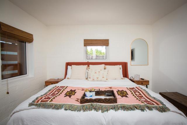 1047 Highland Dr, Del Mar CA: https://media.crmls.org/mediaz/7a993a83-f623-4268-b300-17fad41564a9.jpg