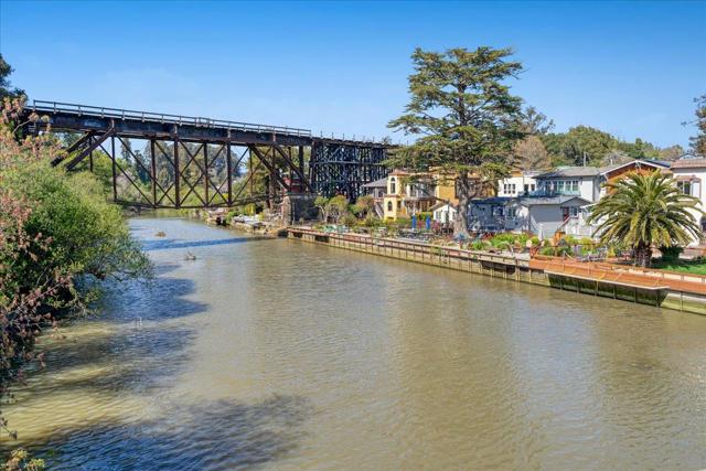 522 Oak Drive, Capitola CA: https://media.crmls.org/mediaz/7a999128-ddae-429f-b8cf-a408db0d5c01.jpg