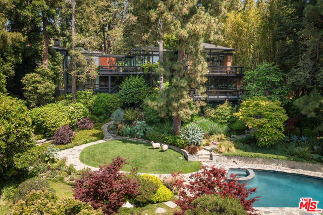 900 Napoli Drive, Pacific Palisades CA: https://media.crmls.org/mediaz/7a999db4-708a-4df7-ba34-1c93397037bb.jpg