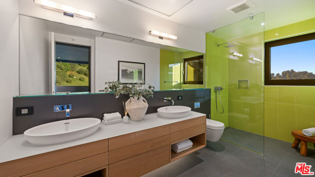 2341 Gloaming Way, Beverly Hills CA: https://media.crmls.org/mediaz/7a9ac3c5-0047-4736-a576-a59da734249a.jpg