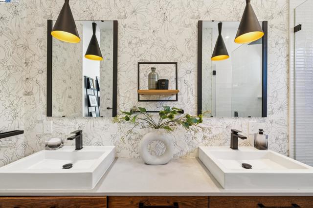 730 HENRY STREET, Oakland CA: https://media.crmls.org/mediaz/7a9afcd1-38e3-4016-bf0c-3e4fa9a58172.jpg