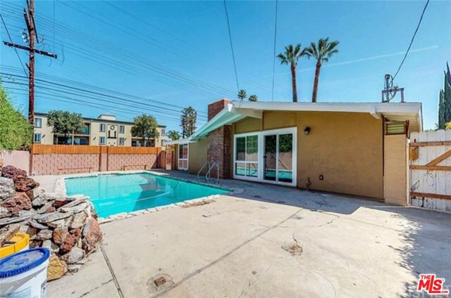 6763 Lurline Avenue, Winnetka CA: https://media.crmls.org/mediaz/7a9b854d-5a69-4956-90eb-cebc06c06380.jpg