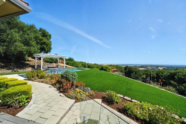 12252 Menalto Drive, Los Altos Hills CA: https://media.crmls.org/mediaz/7a9bbbe2-0c32-439e-96ad-ed736e3abfa3.jpg