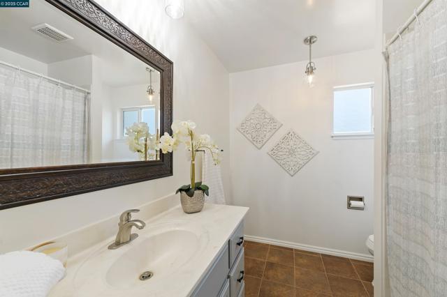 2172 La Salle Dr, Walnut Creek CA: https://media.crmls.org/mediaz/7a9e1030-0529-4a1b-9f01-72198f7f23ce.jpg