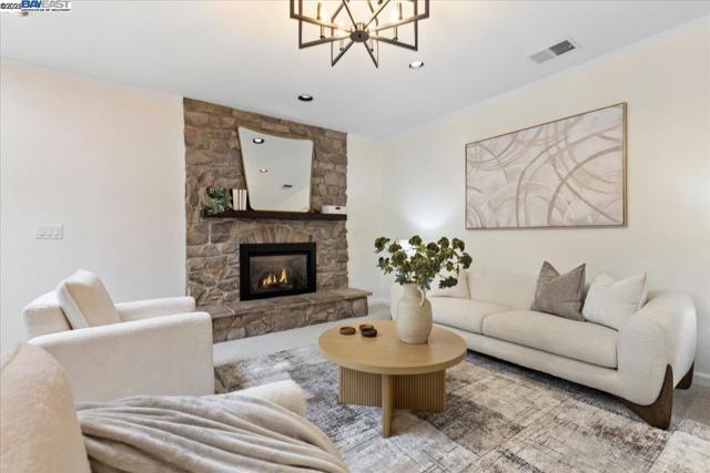 34264 Atteridge Pl, Fremont CA: https://media.crmls.org/mediaz/7a9e5fce-0b90-4951-89d4-329e4787edfb.jpg