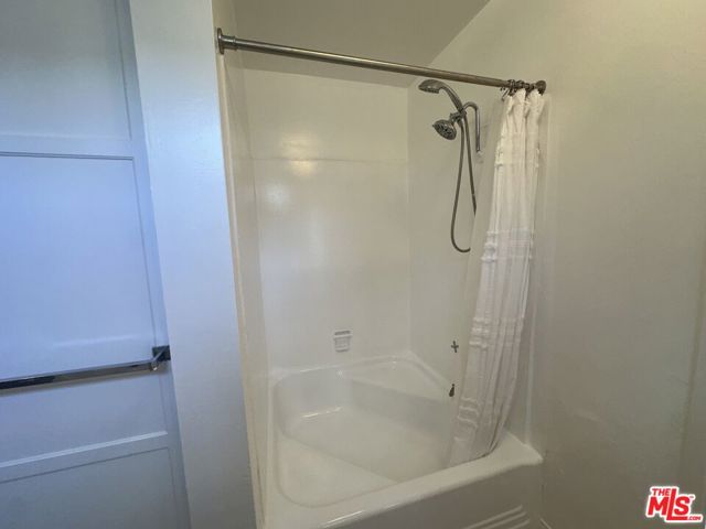 1555 San Ysidro Drive, Beverly Hills CA: https://media.crmls.org/mediaz/7a9e8f46-3eb5-4689-b5d9-e04f9827ee6a.jpg