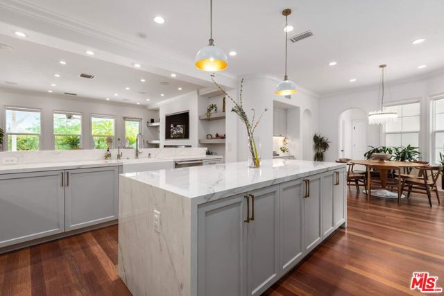 4110 Prado De Los Zorros, Calabasas CA: https://media.crmls.org/mediaz/7aa0ebc5-320b-4268-b6f1-8c5b915895c9.jpg