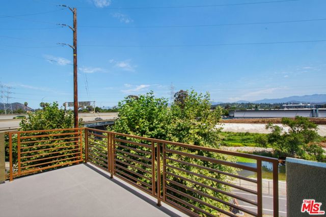 2974 Ripple Place, Los Angeles CA: https://media.crmls.org/mediaz/7aa124dd-a0e0-4cef-abca-0e6a369faa75.jpg