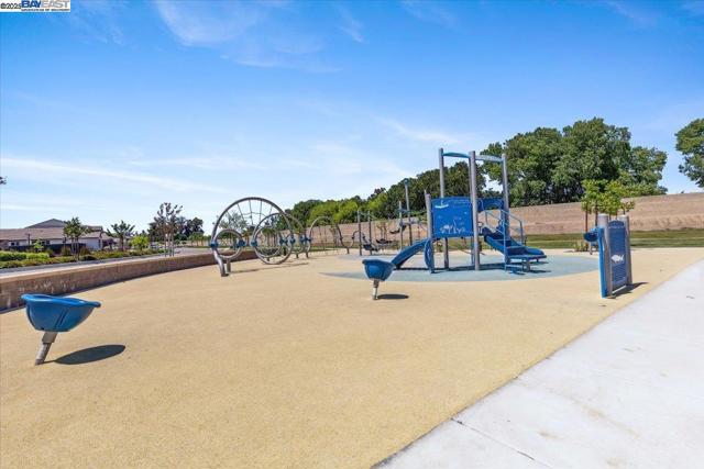 946 Osprey Dr, Lathrop CA: https://media.crmls.org/mediaz/7aa2494d-5214-4ac9-8fcd-c25ea2368eba.jpg