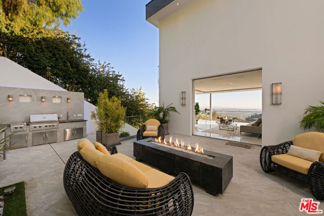 7080 W MULHOLLAND Drive, Los Angeles CA: https://media.crmls.org/mediaz/7aa35865-0062-46bd-8f96-a20fbe936f3d.jpg