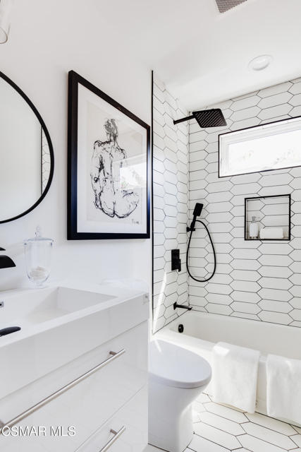 14322 W Collins Street, Sherman Oaks CA: https://media.crmls.org/mediaz/7aa4f68c-d333-4587-80a2-96f303808041.jpg