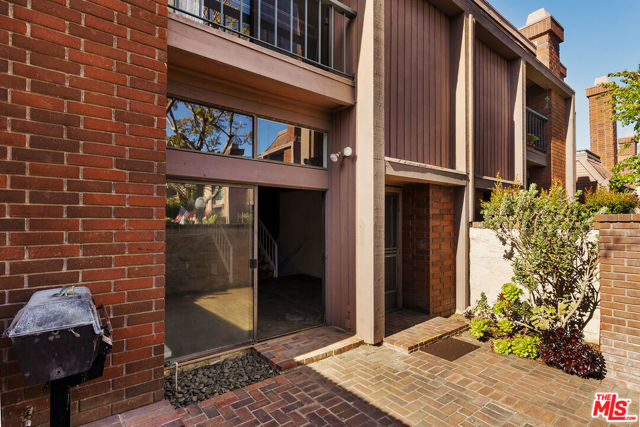 4622 Glencoe Avenue, Marina del Rey CA: https://media.crmls.org/mediaz/7aa50acd-1556-4719-8106-e380676d9f42.jpg