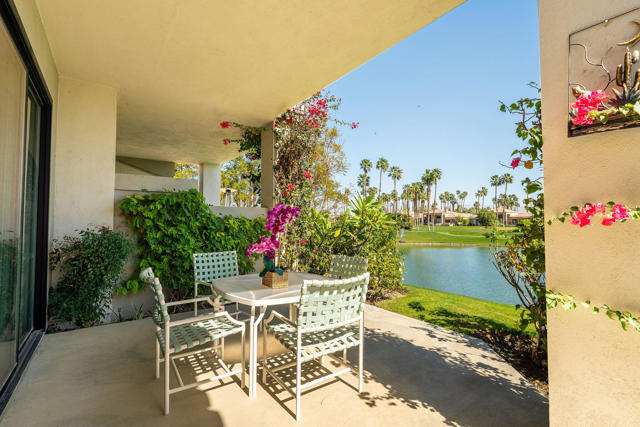 54396 Shoal Creek, La Quinta CA: https://media.crmls.org/mediaz/7aa5f867-40e9-413d-98cf-7f499419d371.jpg