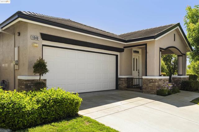 1040 Bismarck Terr, Brentwood CA: https://media.crmls.org/mediaz/7aa659a8-7135-49c2-a92a-46e0231e113f.jpg