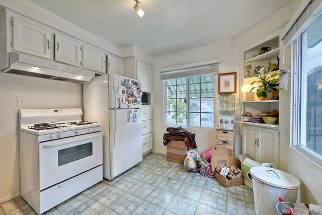 1852 Locust St, San Diego CA: https://media.crmls.org/mediaz/7aa8093c-a4b9-495f-ae30-21259fde12e5.jpg