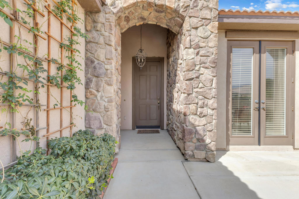 https://media.crmls.org/mediaz/7aa80a5d-0f62-4cb8-8745-531a7364895e.jpg?preset=X-Large