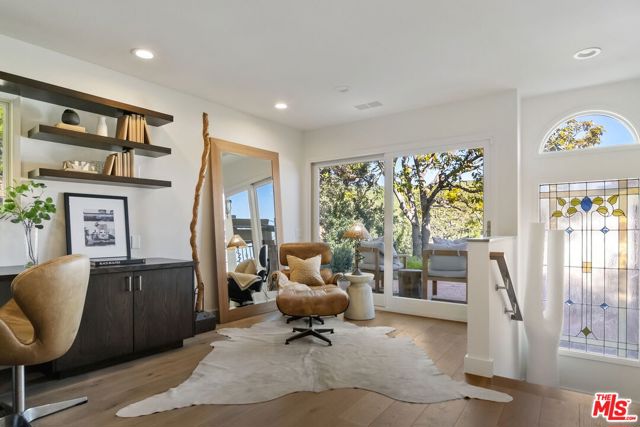 1305 Duende Lane, Pacific Palisades CA: https://media.crmls.org/mediaz/7aa9194c-5303-423a-9239-ee4a3a3abb75.jpg