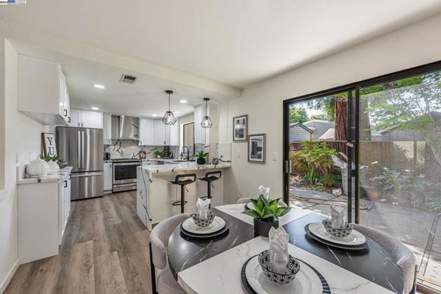 3810 Burton Cmn, Fremont CA: https://media.crmls.org/mediaz/7aa93fad-0bf9-4d09-a52f-8ddffacc77de.jpg