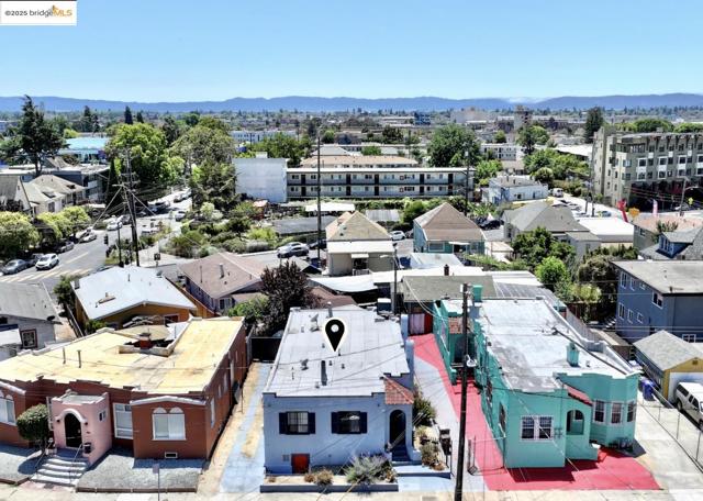 2775 E 21St St, Oakland CA: https://media.crmls.org/mediaz/7aab0de0-a2a0-4094-b87e-80cc4632c725.jpg