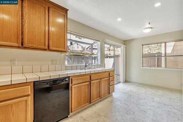 32 Shoal Dr, Vallejo CA: https://media.crmls.org/mediaz/7aab1d86-2a1e-4b2f-a1a0-6e4debe37a67.jpg