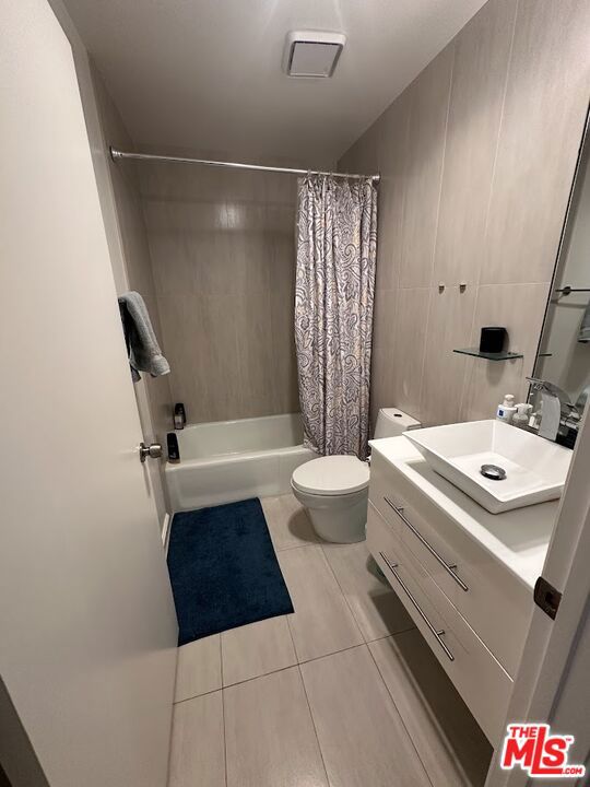 1240 S Corning Street, Los Angeles CA: https://media.crmls.org/mediaz/7aab38d0-1c93-4150-a0e5-43e8532d759a.jpg
