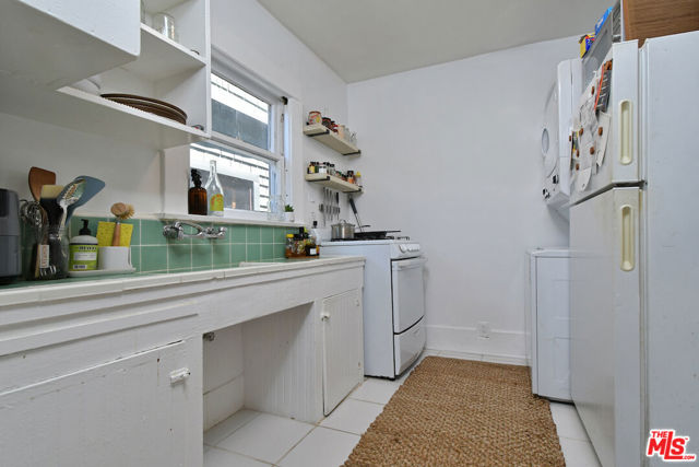 224 Horizon Avenue, Venice CA: https://media.crmls.org/mediaz/7aac7e6c-86b0-4fca-a920-1d1b4f349575.jpg