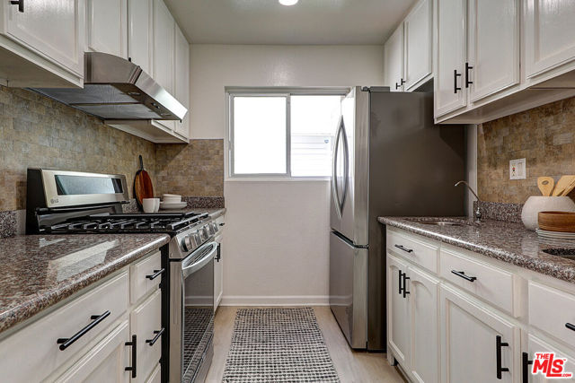 2452 Chelsea Place, Santa Monica CA: https://media.crmls.org/mediaz/7aacaad3-e8f2-4cf4-abfc-6e1ecd5352b9.jpg