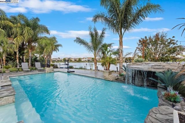 1050 Clear Lake Dr, Oakley CA: https://media.crmls.org/mediaz/7aadb6bf-2558-493c-b856-c5ab33b7bb0f.jpg