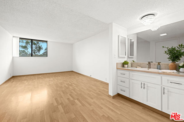 10535 Wilshire Boulevard, Los Angeles CA: https://media.crmls.org/mediaz/7aadca0a-1b49-40f1-9e86-247e49cac178.jpg